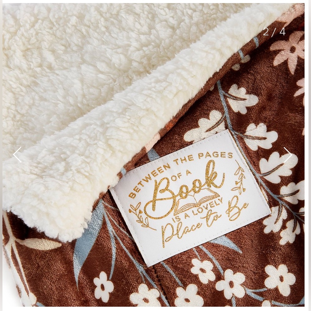 Cozy Sherpa Reading Blanket Throw